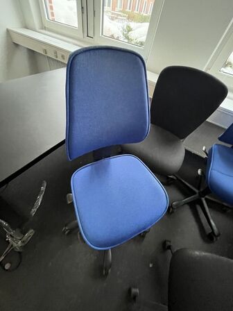 Fire kontorstole, assorterede