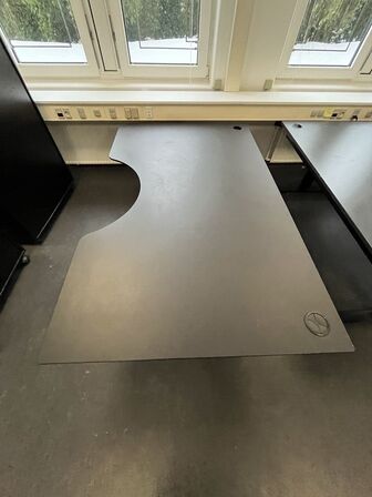 Syv hæve/sænkeborde, assorterede. 