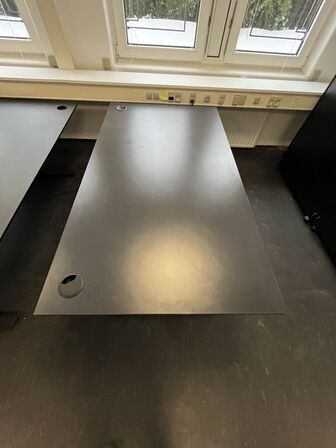 Syv hæve/sænkeborde, assorterede. 