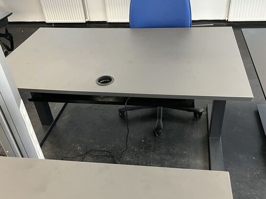 Tre hæve/sænkeborde, assorterede. 