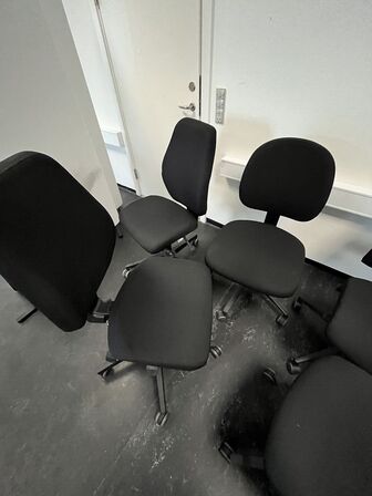 Fem kontorstole, assorterede