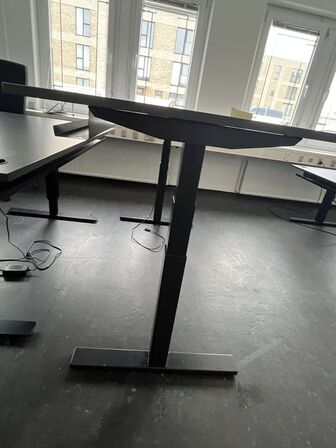 Fem hæve/sænkeborde, assorterede