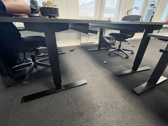 Tre hæve/sænkeborde og tre stole, assorteret