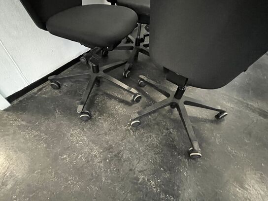 Fem kontorstole, assorterede