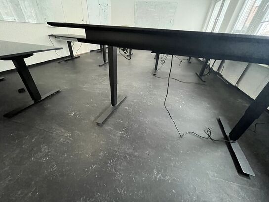 Fem hæve/sænkeborde, assorterede