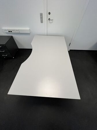 Hvidt hæve/sænkebord. 