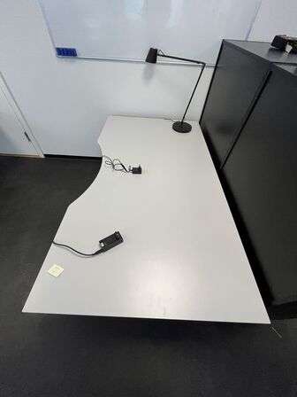 To hvide hæve/sænkeborde