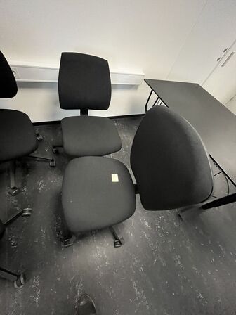 Fem kontorstole, assorterede