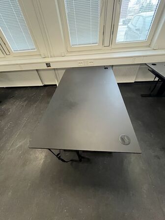 Fire hæve/sænkeborde. 