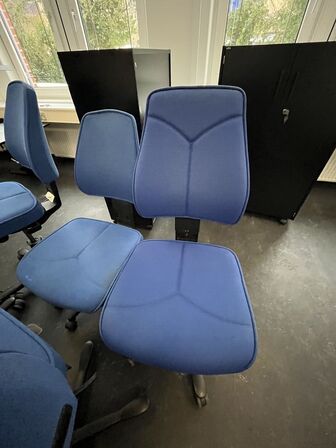 Fem kontorstole, assorterede