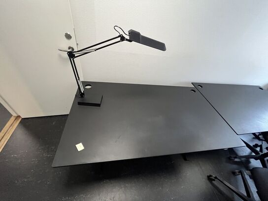 To hæve/sænkeborde med to kontorstole. 