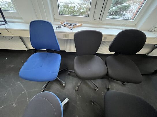Fem kontorstole, assorterede