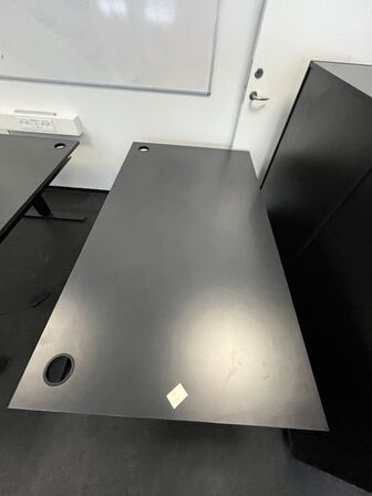 Fire hæve/sænkeborde. 