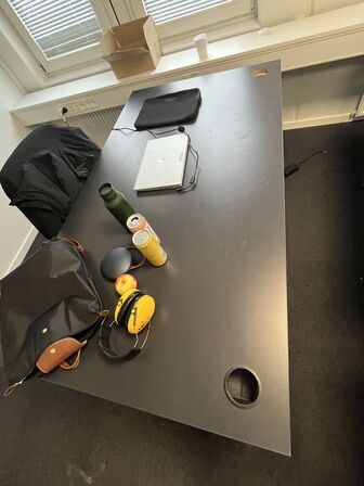 Tre hæve/sænkeborde og tre stole, assorteret