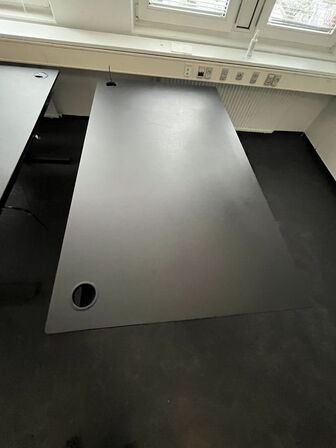 Tre hæve/sænkeborde. 