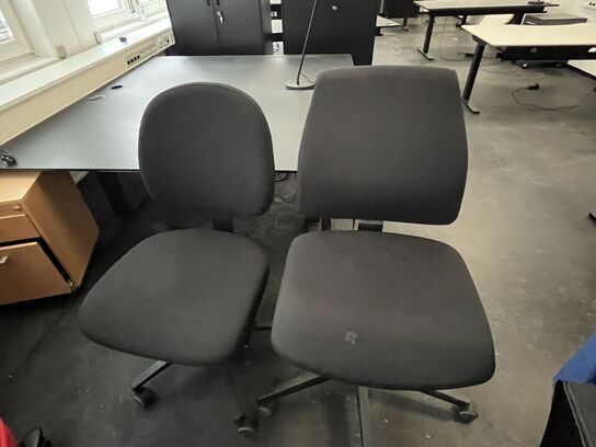 Fem kontorstole, assorterede