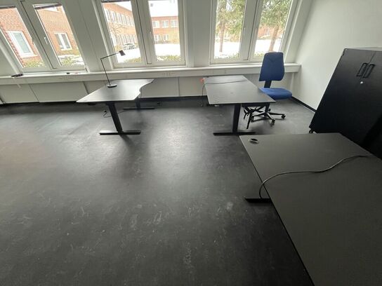 Tre hæve/sænkeborde samt en kontorstol