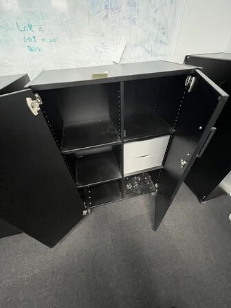 Tre hæve/sænkeborde og tre stole, assorteret