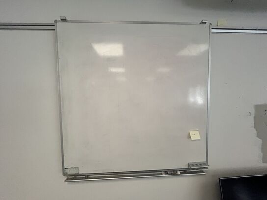 To whiteboards på skinne. 