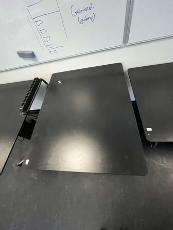 Fire hæve/sænkeborde. 