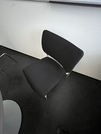 Rundt bord med to stole. 