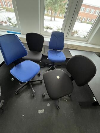 Fire kontorstole, assorterede