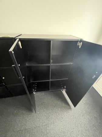 To kontorskabe, forskellige modeller.