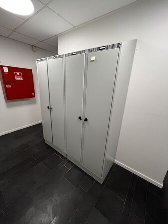 To omklædningsskabe. 