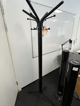 Fire ventilatortårne og en stumtjener