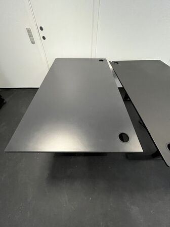 Syv hæve/sænkeborde, assorterede. 