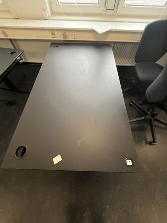 Fem hæve/sænkeborde, assorterede