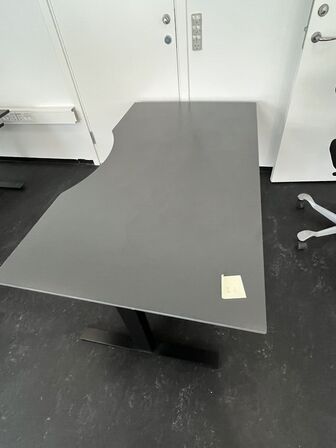 Fem kontorstole, assorterede