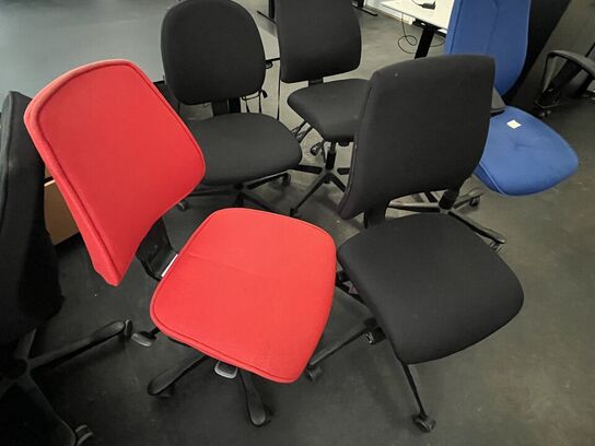 Fem kontorstole, assorterede