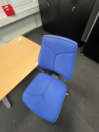 Hæve/sænkebord og stol. 