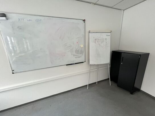 Skab, whiteboard og flipover