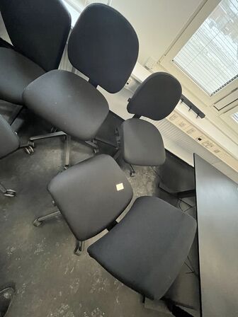 Fem kontorstole, assorterede