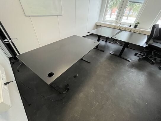 Tre hæve/sænkeborde. 