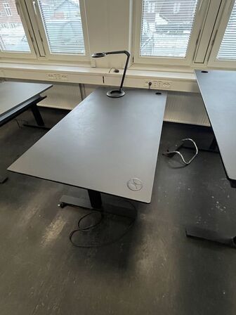 Ni hæve/sænkeborde, assorterede