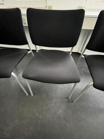 Fire stole med sort stof