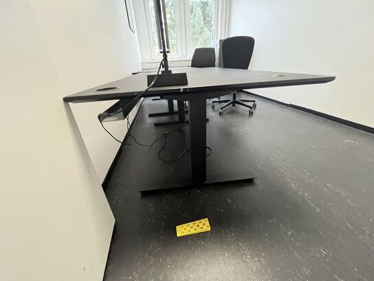 To hæve/sænkeborde med to kontorstole. 
