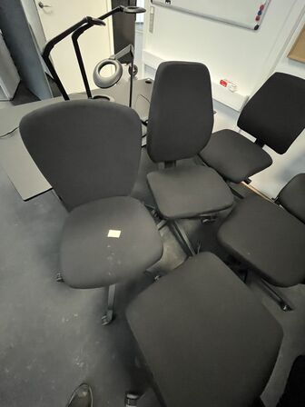 Seks kontorstole, assorterede