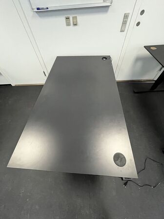 Syv hæve/sænkeborde, assorterede. 