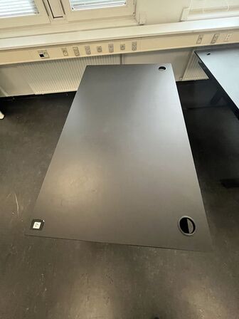 Fem hæve/sænkeborde, assorterede