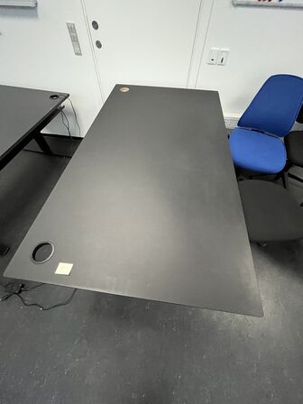 Syv hæve/sænkeborde, assorterede. 