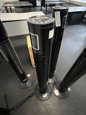 Fire ventilatortårne og en stumtjener