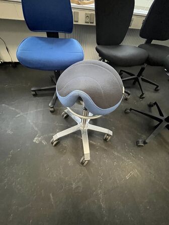 Fem kontorstole, assorterede