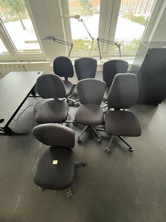 Syv kontorstole, assorterede