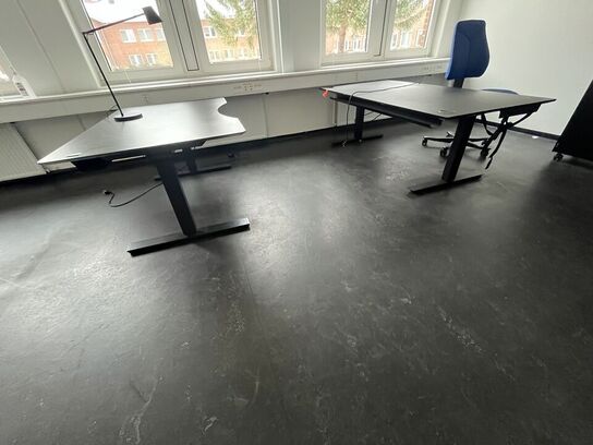 Tre hæve/sænkeborde samt en kontorstol