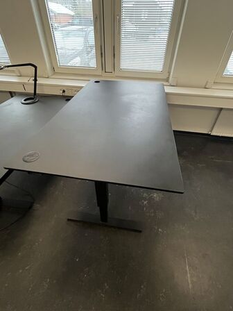 Ni hæve/sænkeborde, assorterede