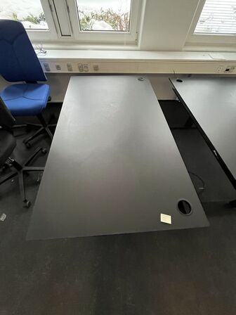 Tre hæve/sænkeborde. 